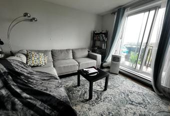 Beautiful 2-Bed House in Ottawa near Beach has Balcony rooms