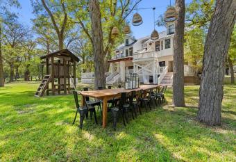 Luxury by the Lake - English Villa has Balcony rooms