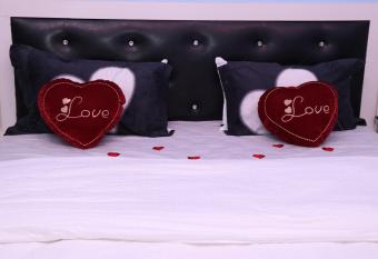 Hotel Shree Shakti has rooms with a private hot tub