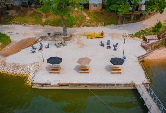 Lakeshore Fishing cabin 1 , dock/boat slip, fire pit. has Balcony rooms