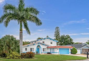 Spacious, Freshly updated 5-bedroom home with Pool allows 18 year olds to book a room