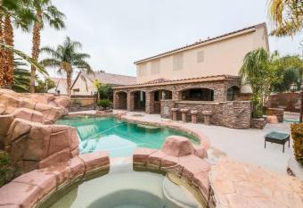 Treasure Bay- Luxury W/ Pool Hot Tub by the Strip has Balcony rooms