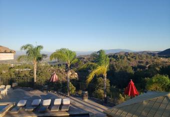 Clear your mind in the country /Minutes 2 the city has Balcony rooms