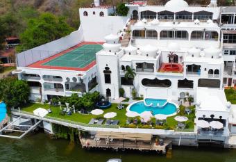 Marina Palace Teques has Balcony rooms