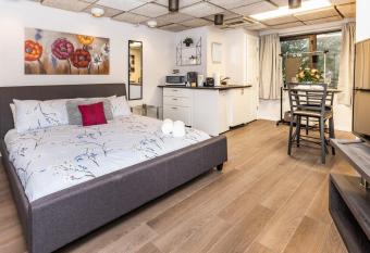 Studio Unit w King Bed- Close to Downtown Ottawa allows 18 year olds to book a room