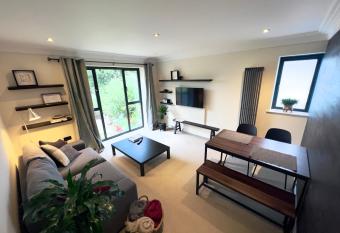 Modern and cozy 4-guest flat with gated parking allows 18 year olds to book a room