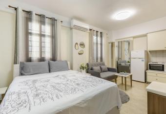 PEARL APARTMENT free private parking allows 18 year olds to book a room