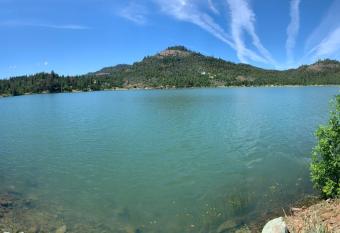 Lakefront Cabin has Balcony rooms