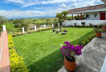 Salonica, casa de campo has rooms with a private hot tub