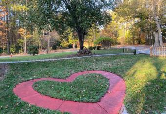 Peaceful Nature close to DT Durham allows 18 year olds to book a room