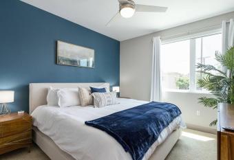 King Bed, 3Mi to Disney with 100MB Wifi and Washer/Dryer has Balcony rooms