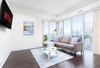 Beautiful Skyline View Downtown Toronto has Balcony rooms