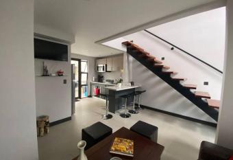 Apartamento adosado con todos los servicios allows 18 year olds to book a room