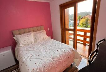 Su  te muito pr  xima ao Lago Negro em Gramado allows 18 year olds to book a room