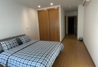 Aqui    o seu lugar. allows 18 year olds to book a room