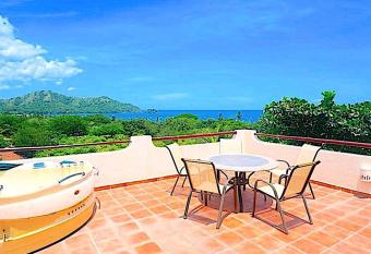 TOP ON THE HILL OCEAN VIEW CONDO, PERSONALLY OWNED has rooms with a private hot tub