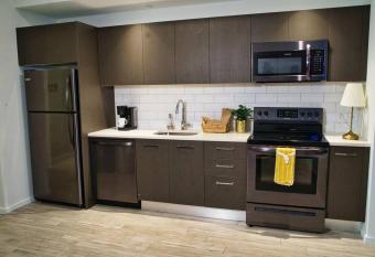 Cozy Downtown Condo- Free Parking has Balcony rooms