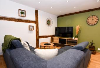 Au Duplex de Jeannala allows 18 year olds to book a room