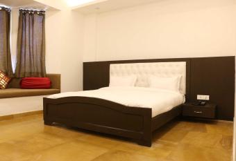 Collection O 70303 Blue Sapphire allows 18 year olds to book a room