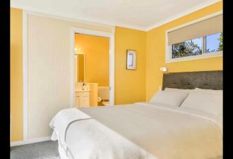 Orange Blossom- Comboyne Mountain Cottages has Balcony rooms