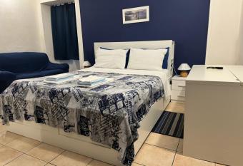 Intero alloggio: appartamento bilocale allows 18 year olds to book a room