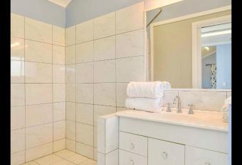 Apple Tree Cottage - Comboyne Mountain Cottages has Balcony rooms