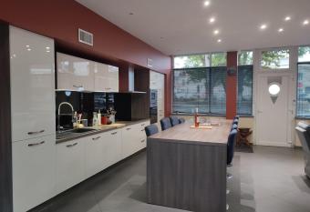 Agr  able maison de ville, proche du centre ville allows 18 year olds to book a room