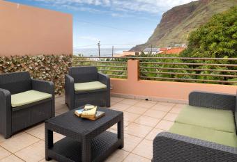 Sunset Beach House has Balcony rooms