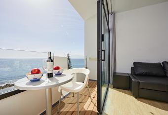 Ocean View Apartment has Balcony rooms