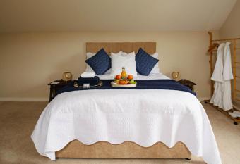 The Cosy Inn - Luxury Private Hot-Tub has rooms with a private hot tub