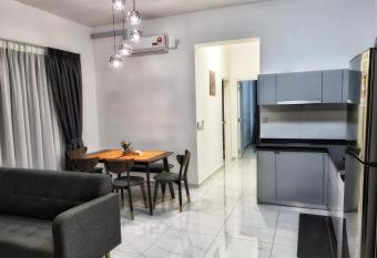 MsHome Suite Equnie Residence @ Taman Equnie Seri Kembangan has Balcony rooms