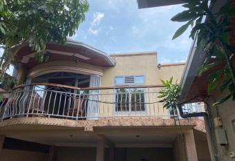 AIRPORT VILLA PARK HOSTEL has Balcony rooms