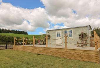 Marches Way has rooms with a private hot tub