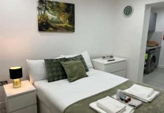 Central Harrow Cozy Apartment with free parking allows 18 year olds to book a room