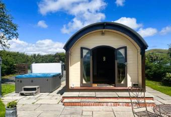 Mountain View Pod has rooms with a private hot tub