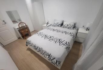 Habitaciones con ba  o compartido en bonito Apartamento en Badalona allows 18 year olds to book a room