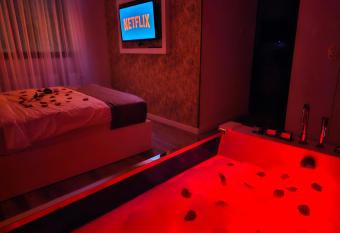 Col   de Rai Re  i  a ( Centru ) allows 18 year olds to book a room