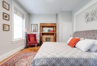E1 Centrally located in Carytown fully fenced has Balcony rooms