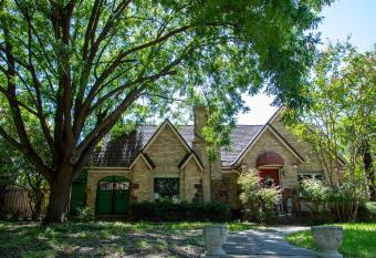 Charming Room near Downtown Dallas - 10 Min Drive! allows 18 year olds to book a room