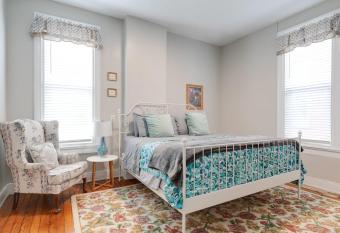 G4 King Bed Central Location Museums Free Parking has Balcony rooms