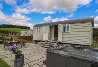 Hillside View has rooms with a private hot tub