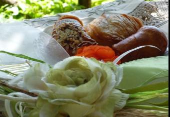 CasettaRosa allows 18 year olds to book a room