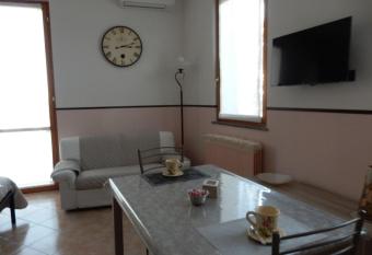 FiordiCasa - Appartamento vicino Rhofieramilano allows 18 year olds to book a room