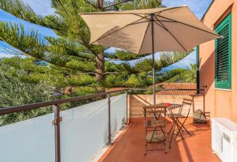Les Calanques Audeandeb has Balcony rooms