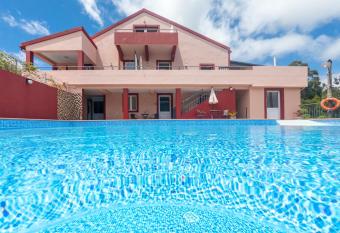 9 bedrooms house with private pool enclosed garden and wifi at Prazeres 5 km away from the beach has Balcony rooms
