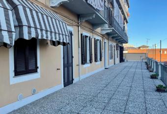 La corte della tessitura allows 18 year olds to book a room