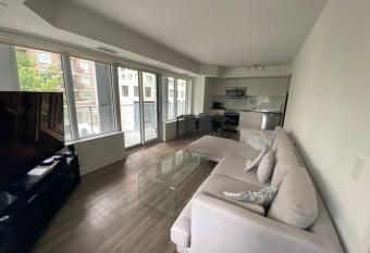 Bright, Stylish 2-Bedroom in Midtown Toronto has rooms with a private hot tub