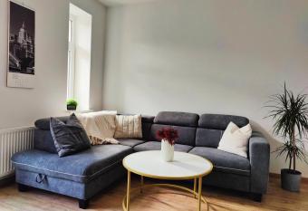 Neu sanierte Wohnung mit Balkon und Stellplatz allows 18 year olds to book a room