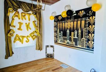 Roaring 20s 3 bd 2ba HOUSE allows 18 year olds to book a room