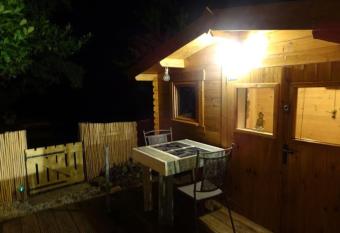 G  te cosy   co-insolite,    Libourne, 8 min St-Emilion allows 18 year olds to book a room